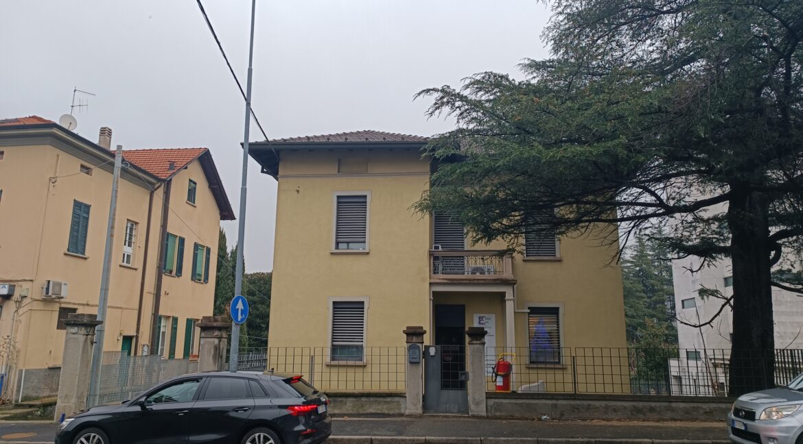 Intera palazzina uffici a como