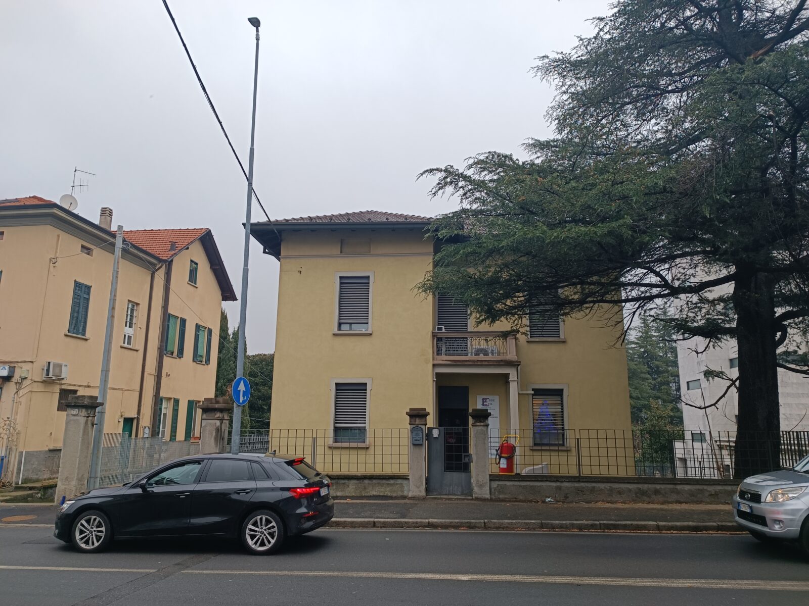Intera palazzina uffici a Como